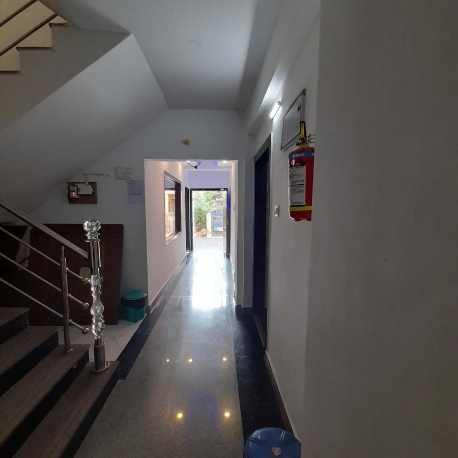 Garden Guest House Near Rene Tower Ruby General Hospital Колката Екстериор снимка