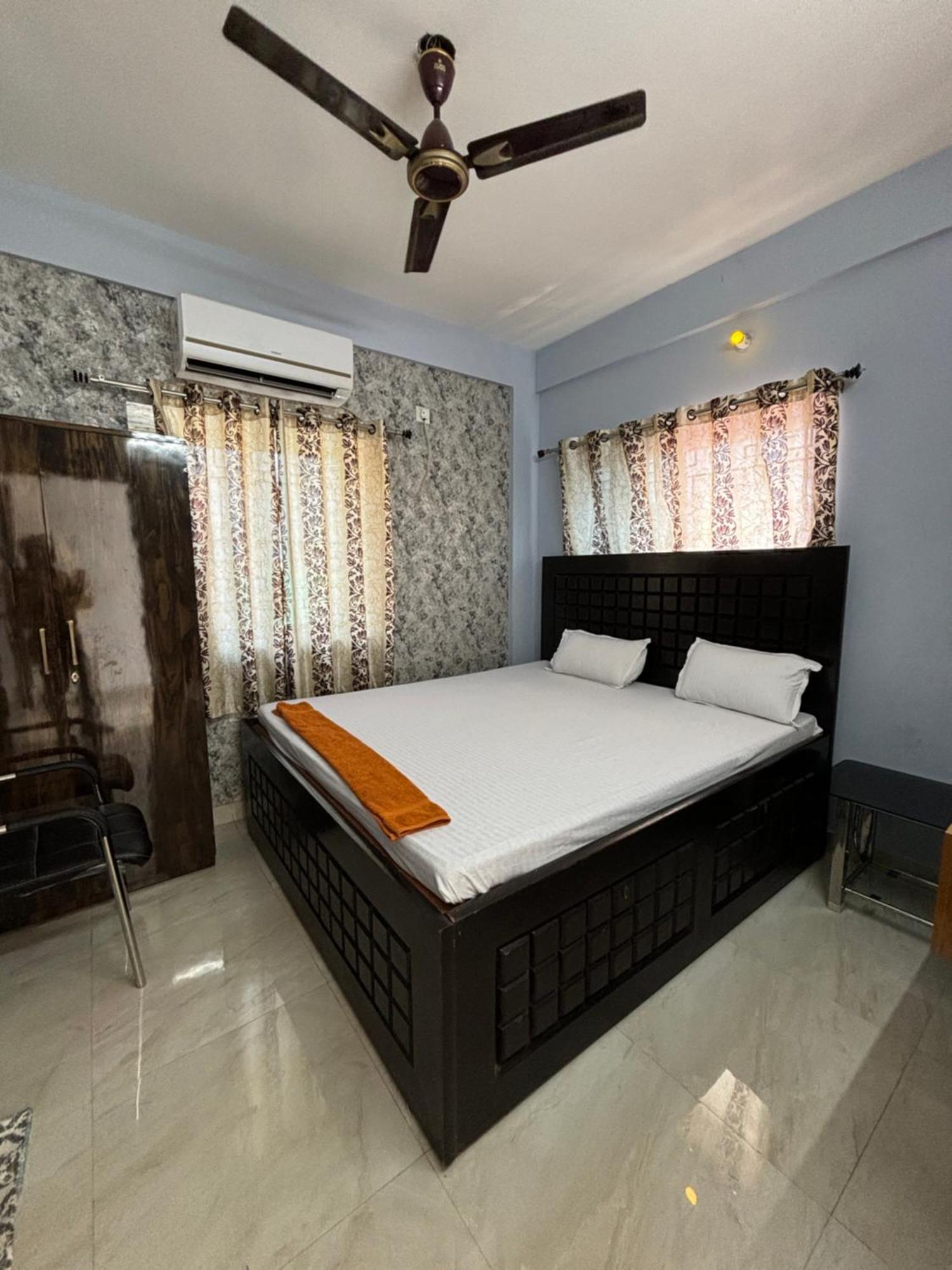 Garden Guest House Near Rene Tower Ruby General Hospital Колката Екстериор снимка