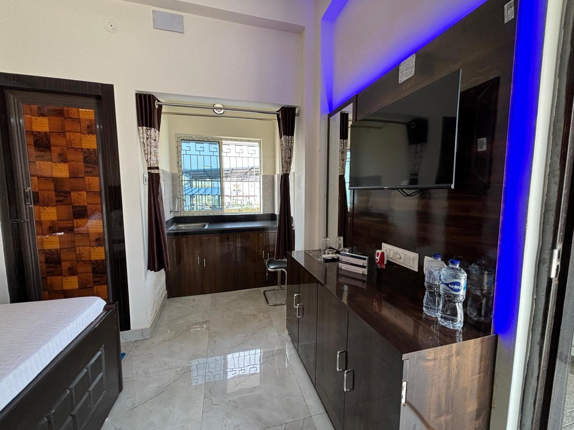 Garden Guest House Near Rene Tower Ruby General Hospital Колката Екстериор снимка