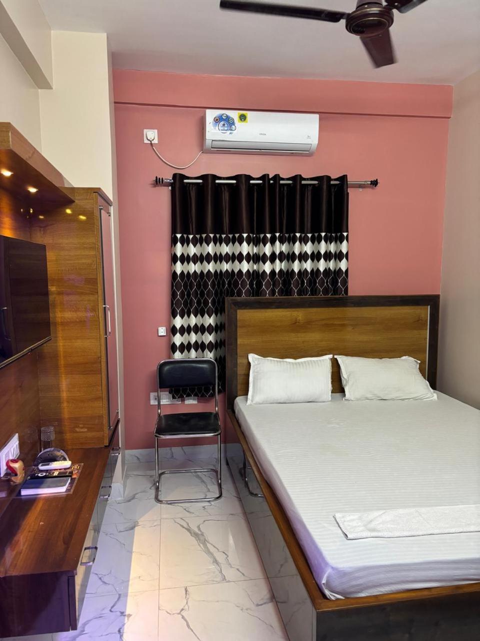 Garden Guest House Near Rene Tower Ruby General Hospital Колката Екстериор снимка
