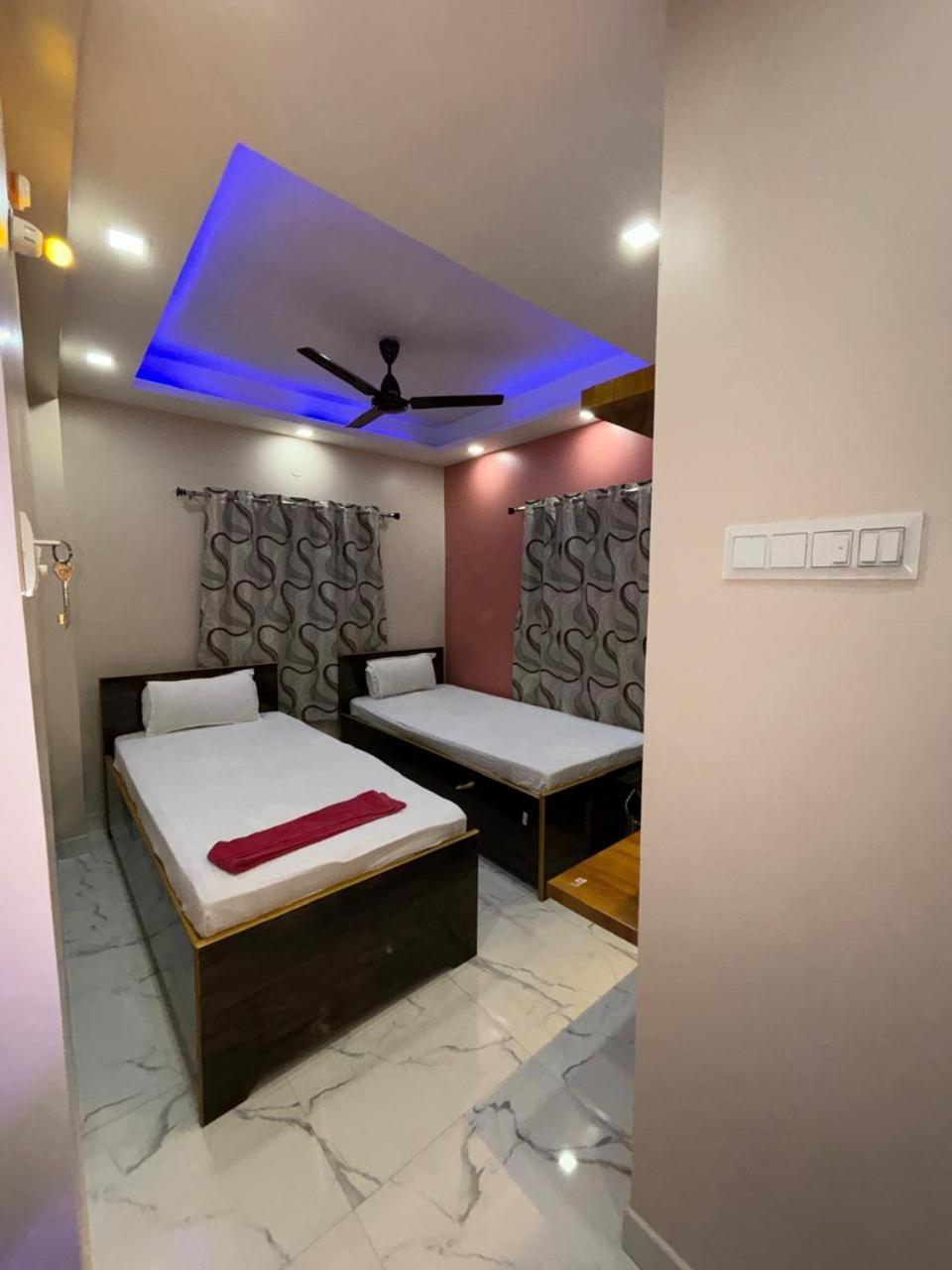 Garden Guest House Near Rene Tower Ruby General Hospital Колката Екстериор снимка