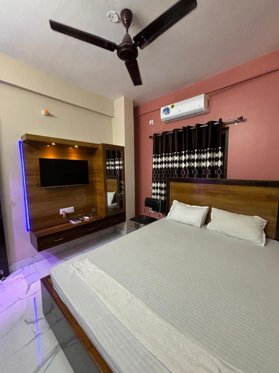 Garden Guest House Near Rene Tower Ruby General Hospital Колката Екстериор снимка