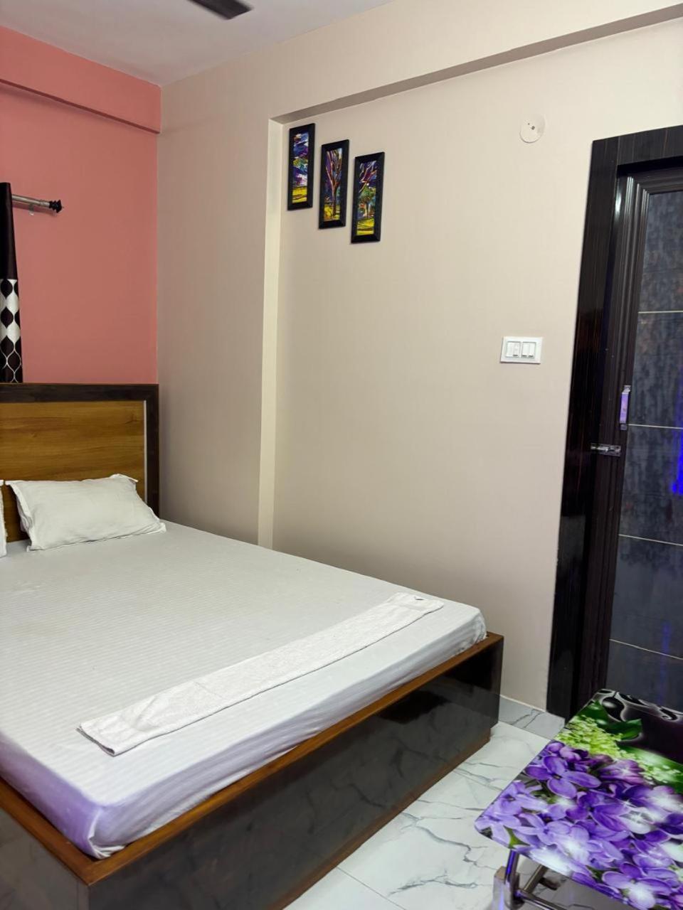 Garden Guest House Near Rene Tower Ruby General Hospital Колката Екстериор снимка