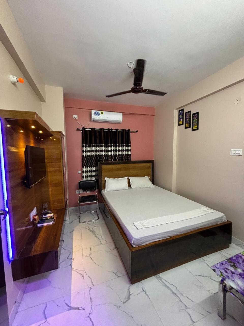 Garden Guest House Near Rene Tower Ruby General Hospital Колката Екстериор снимка